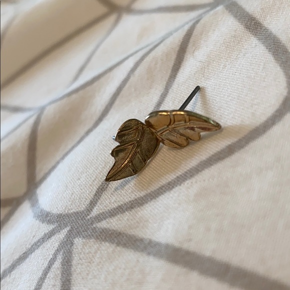 Rustic leaf or angel wing earrings - Picture 2 of 2